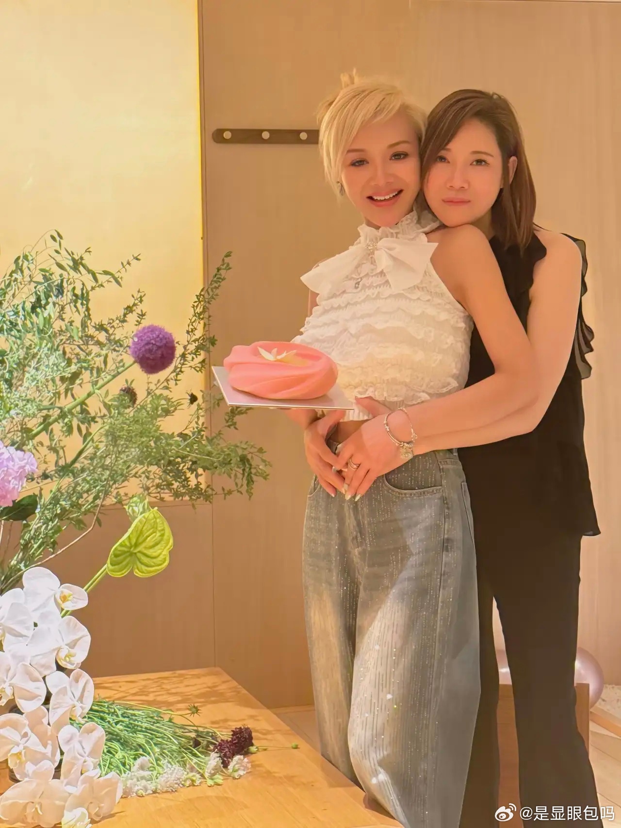 60岁叶子楣和朋友一起庆祝生日，她改变形象，染了一头黄毛，穿衣打扮时尚，特意露出