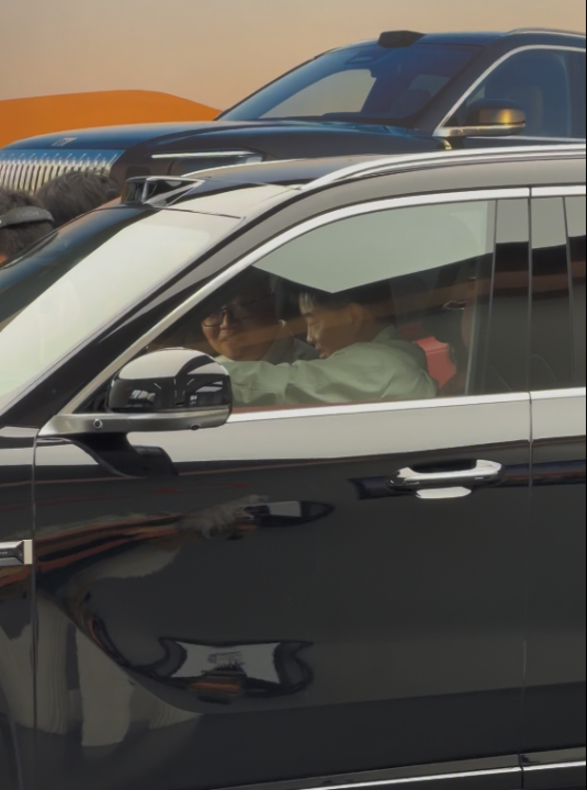 王皓凯旋回国后第一件事是提车王皓对国产车连说三遍特别好看给我们皓哥忙的，前脚带队