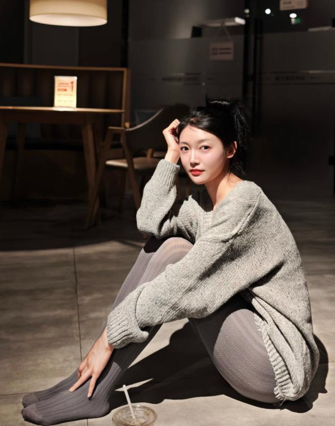 她若繁花绽粉霞， 想来云外有仙家。 露凝锦字香盈袖， 比玉清辉月透纱。 平仄难承