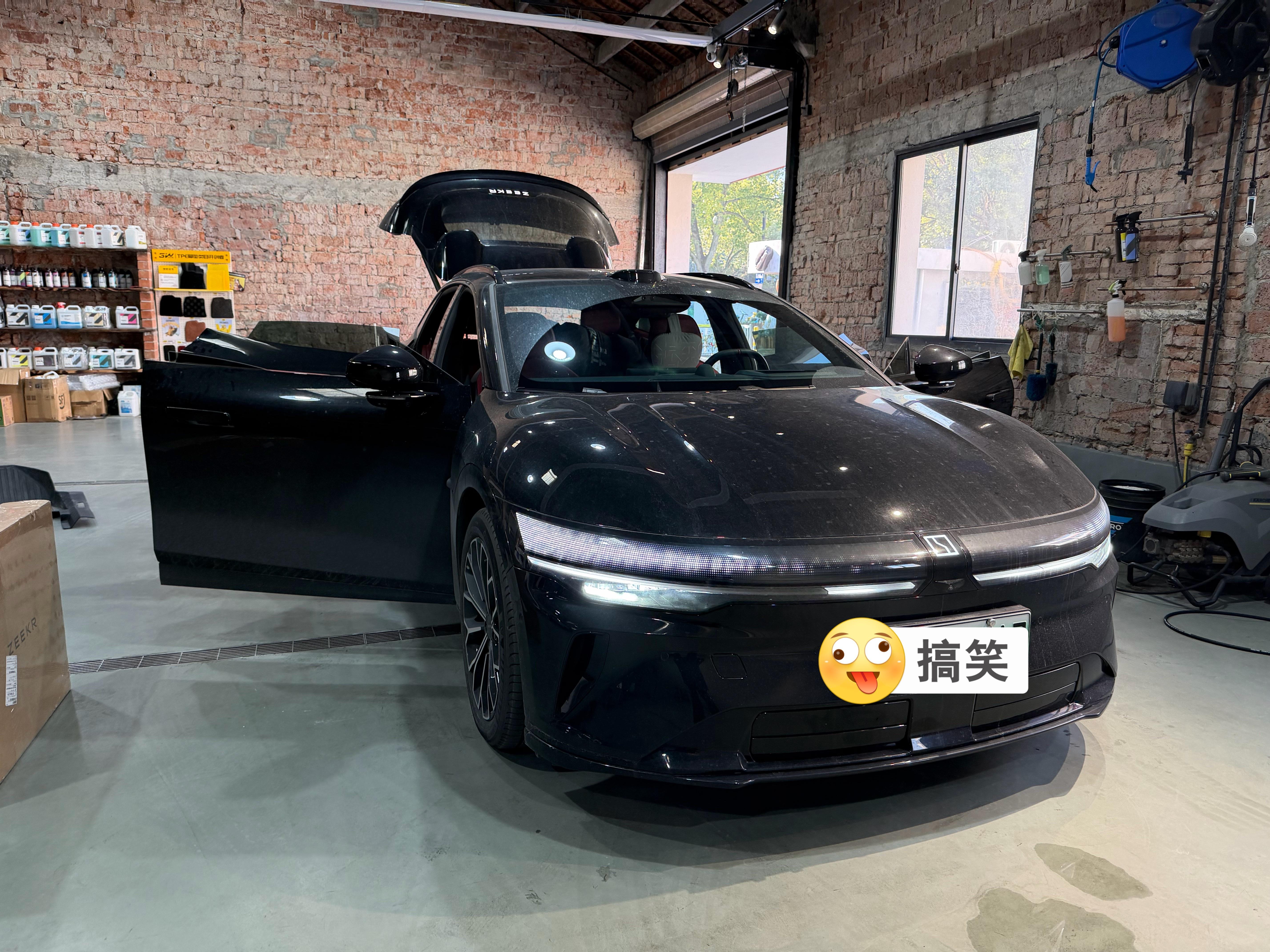 洗车前 VS 洗车后刚换了套极物的TPE脚垫极氪007gt微博贴纸