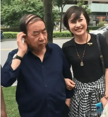 1996年，44岁的贾平凹再婚，娶27岁的护士郭梅，原配女儿17岁哭诉没有父亲再