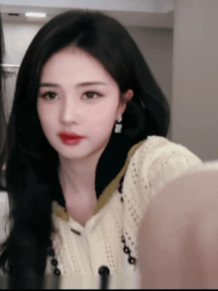 白鹿说试味道到的时候烫到了尝不出好赖。有点可爱怎么回事？白鹿素颜做饭自拍