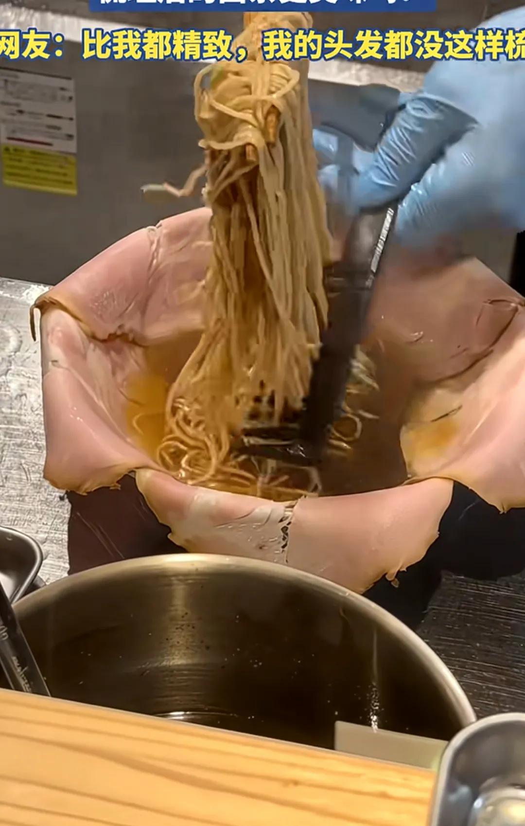 一面馆为了让顾客吃面觉得更顺畅，既然用梳子来梳面。