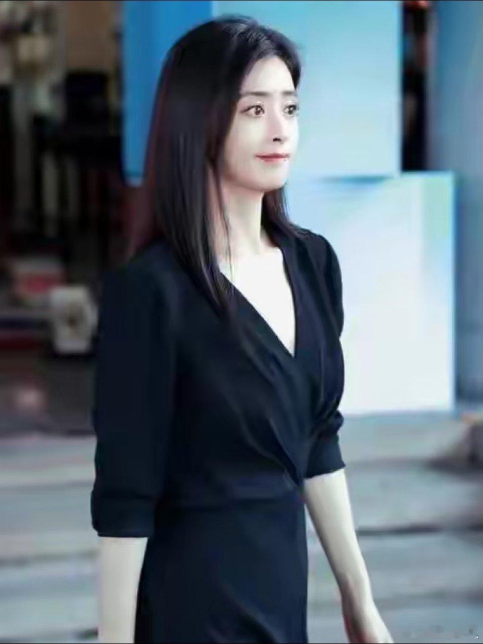 自从蒋欣节食后就没见她笑过不建议不健康减肥，但是瘦下来的蒋欣真的很漂亮啊，比欢乐