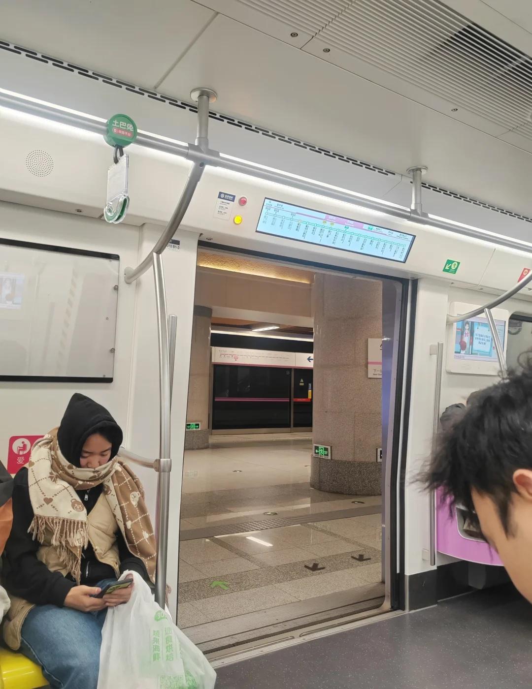还有谁在最后一班昌平线
好险啊，差点没回去家[流泪]，感谢地铁站拥挤的地铁高峰