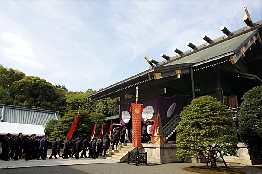 日本开启危险先例，自民党高层首次集体拜鬼，中俄该彻底打服它。

2026 年 8