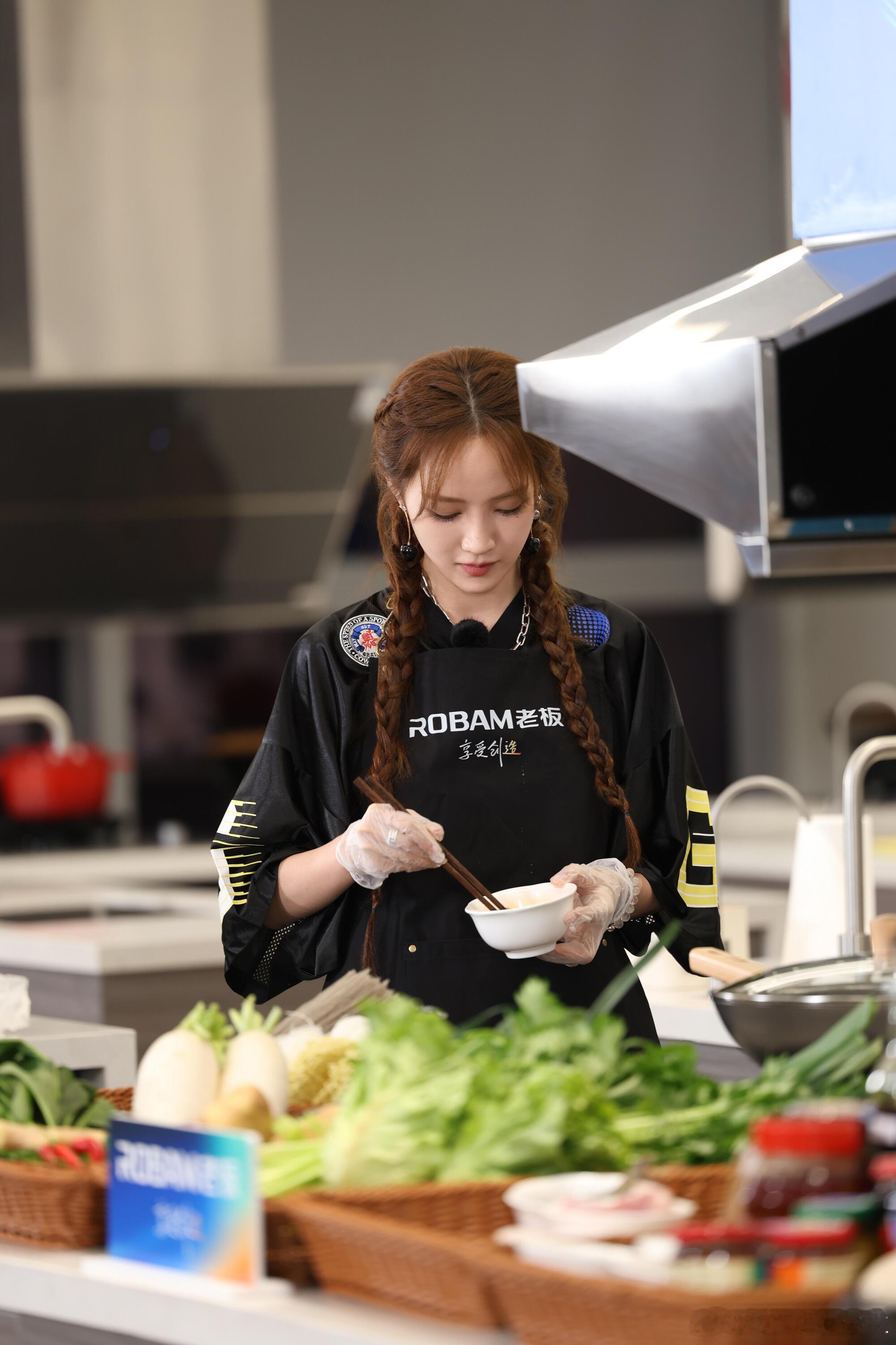 孟佳上美食综艺像老鼠掉进米缸家乡美食大赛被家乡美食大赛馋住了 孟佳这期综艺建议改