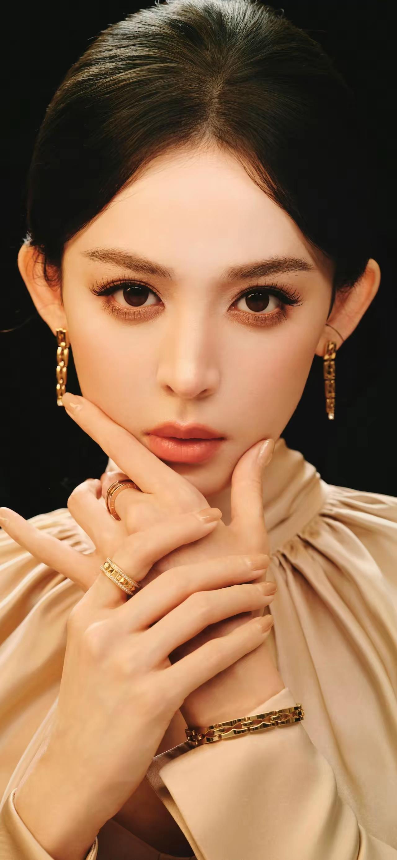 美女壁纸～古力娜扎
金绸织梦，帽檐藏光
衣袂轻扬时，岁月也温柔
不必言说，自有风