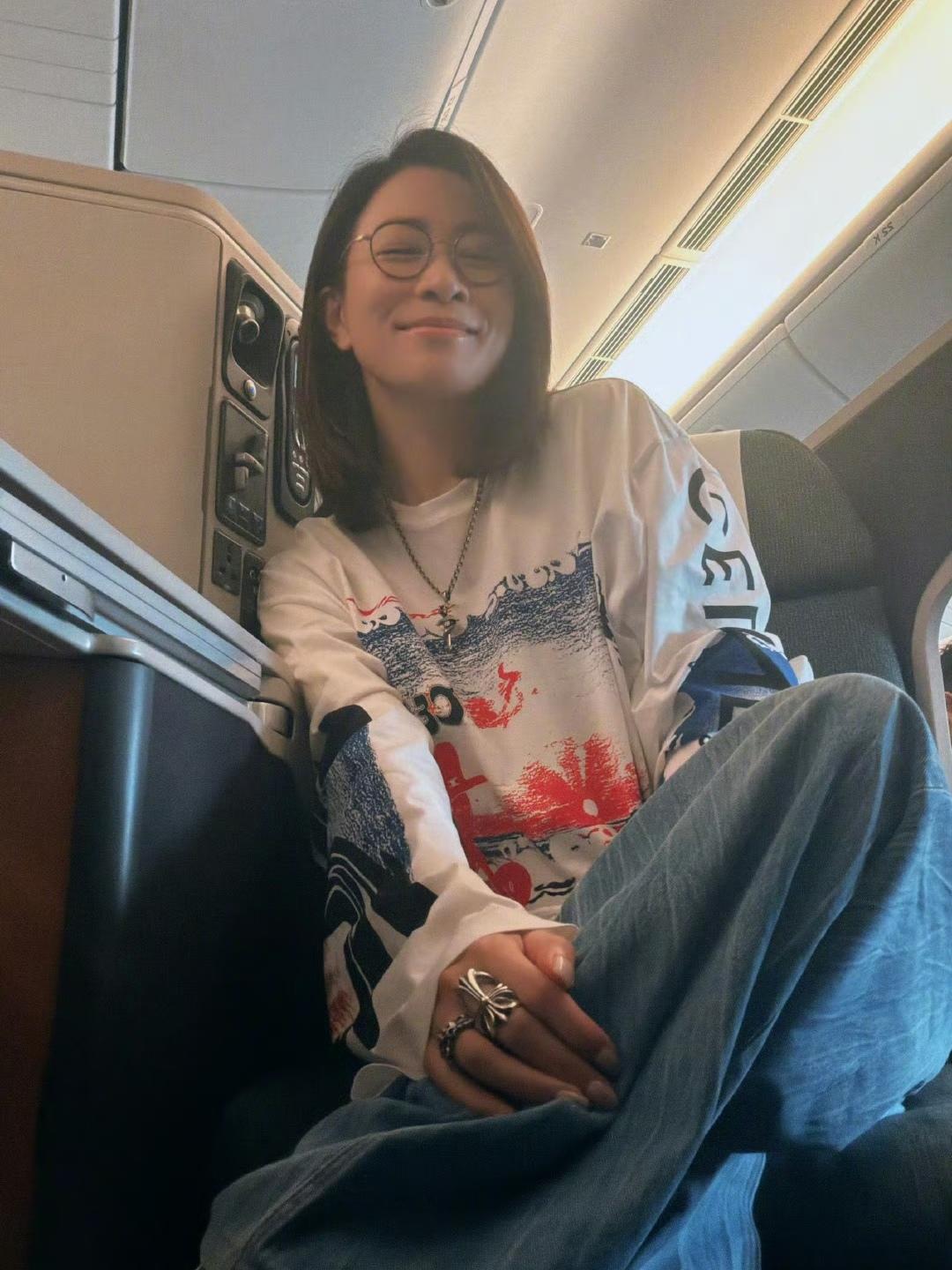 佘诗曼晒收工照
她的这身日常穿搭太有feel了
个性魅力十足

宽松的独特的长袖