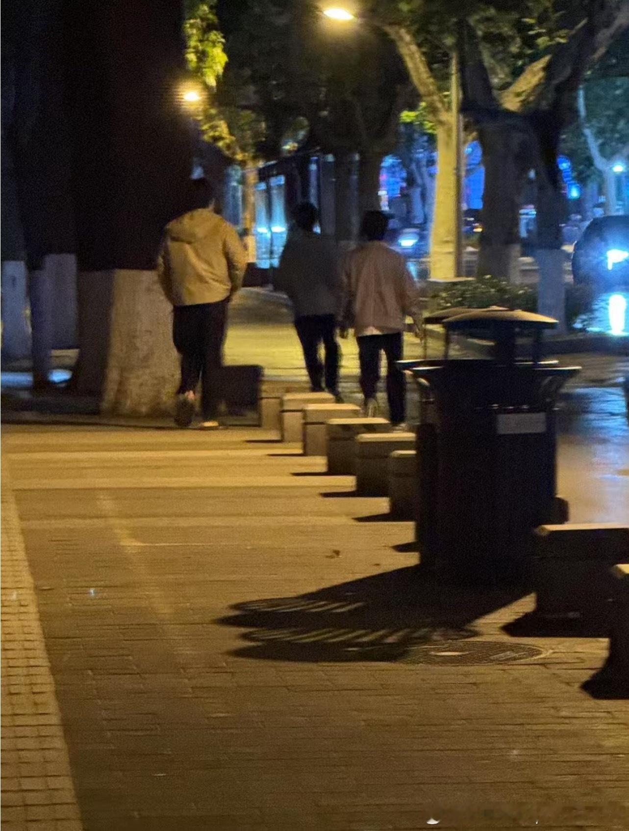 Bin，Elk和ON半夜被粉丝偶遇[流浪地球2]cr.是琳琳丫 2025lpl第