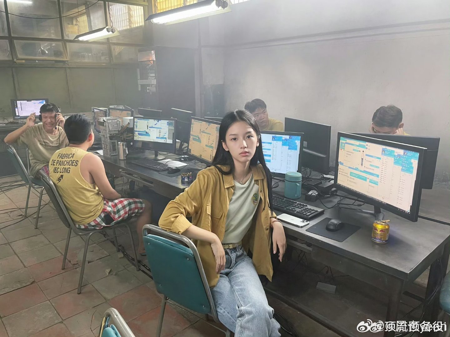 周也演一部悬疑片吧，天选卧底圣体，哪天成了老大捣毁窝点都没人会怀疑到她身上的那种