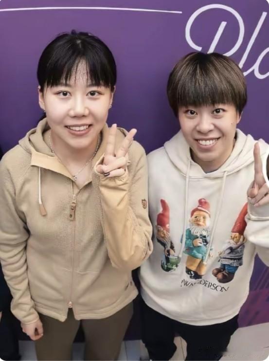 照片里陈幸同、王艺迪这两位乒乓球女将，虽说算不上站在最顶端的世界顶尖大腕，也属于