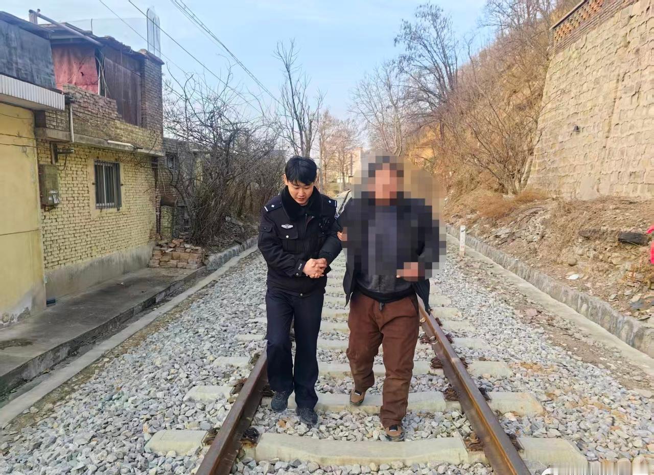 【三里洞派出所民警暖心救助醉酒男子】2月24日下午，铜川市印台公安分局三里洞所接