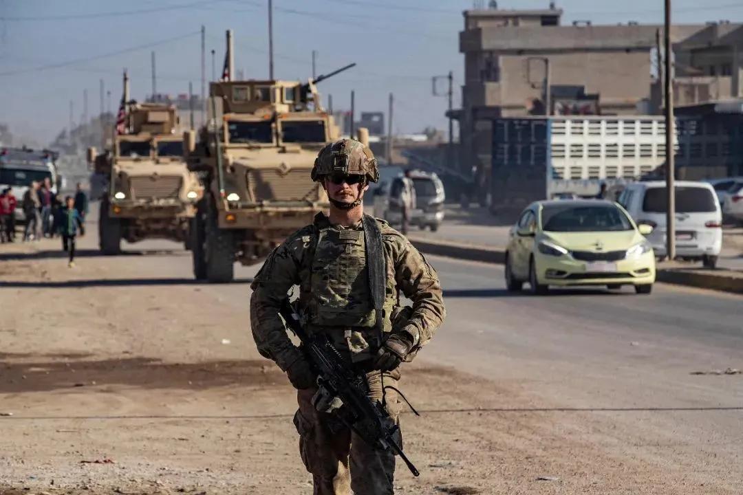 静默增兵背后的战略迷雾：解码叙利亚东北部的军事罗生门
当美联军装甲车在夜色中驶向