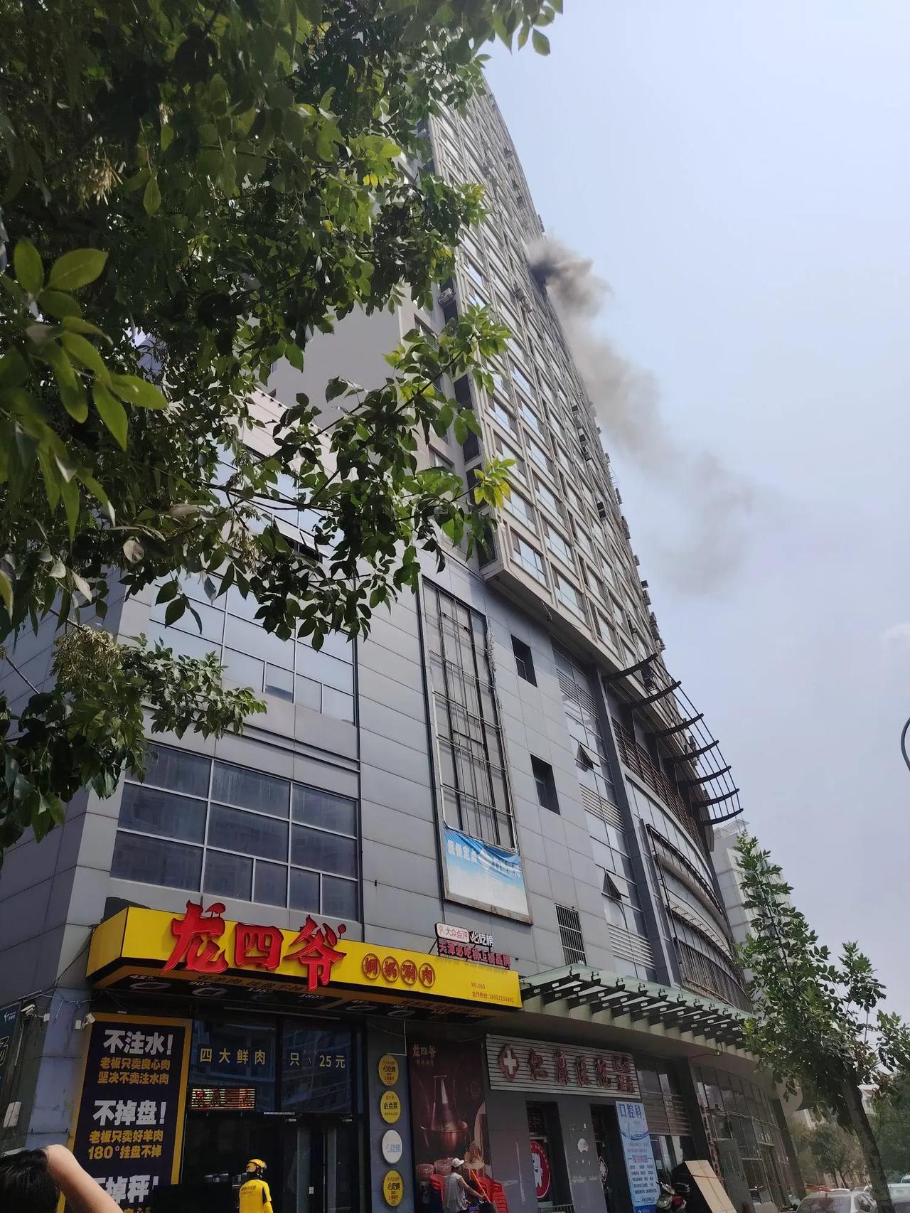 冬日生活分享记得还是夏天时候，万春美砖大厦着火了，不严重，没有任何损失，大夏天消