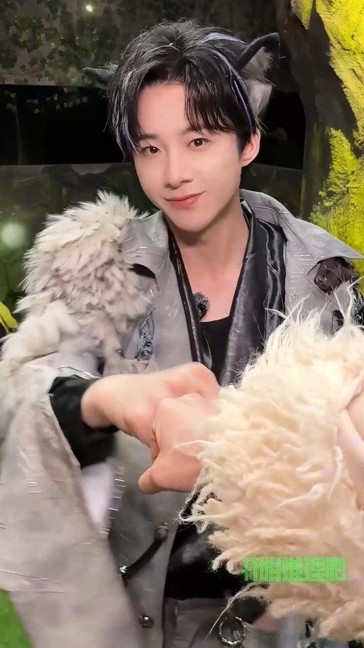 刘宇宁我也妹有口音呢开始推理吧 刘宇宁这期是狼，叫“宁瞅啥”，这名字本身就自带喜