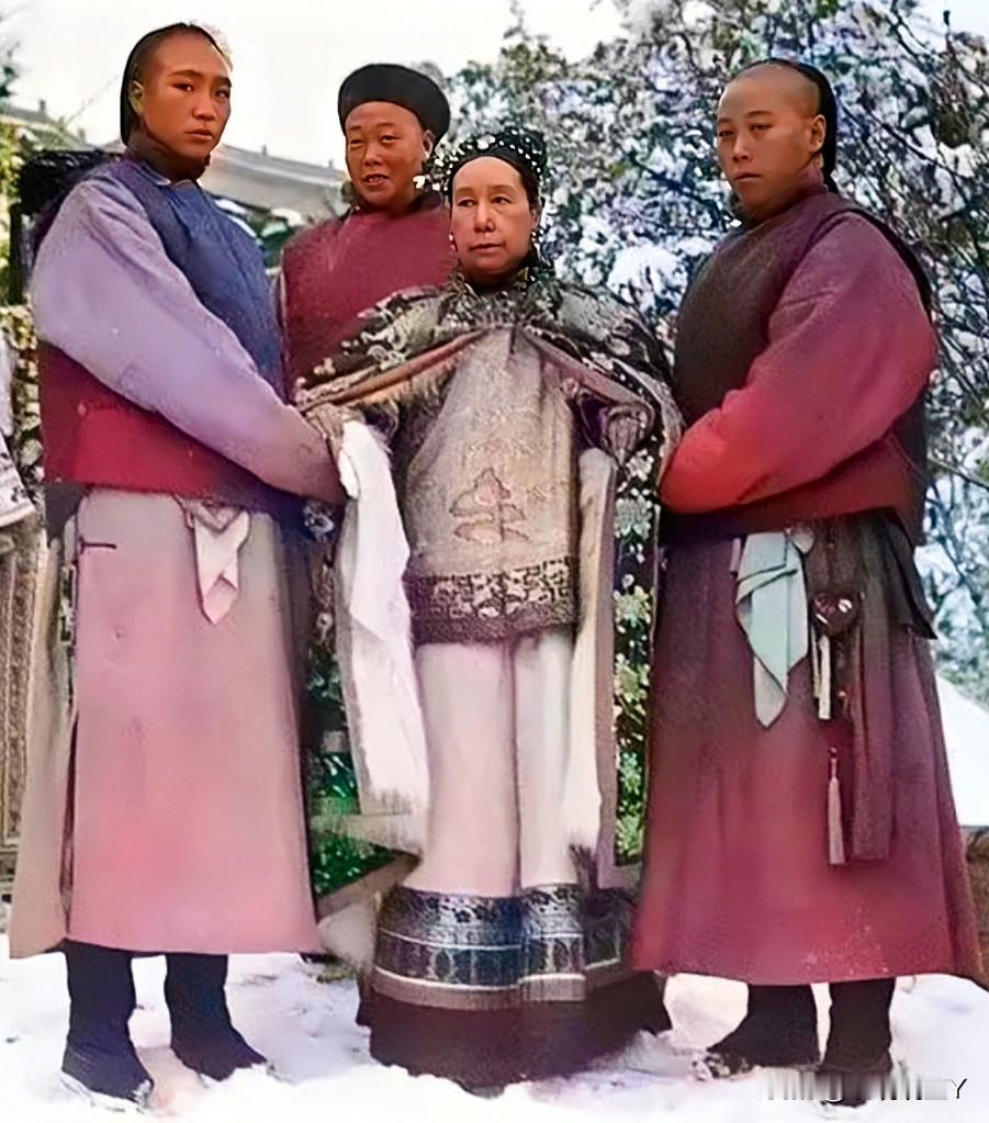 这便是慈禧太后的真实样貌，这可不是演戏，而是货真价实的老佛爷，外貌呈现的十分清楚