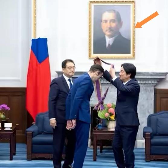 “台独”分子赖清德又在上演“闹剧”

据报道，7月15日，赖清德在这幅画像前为法