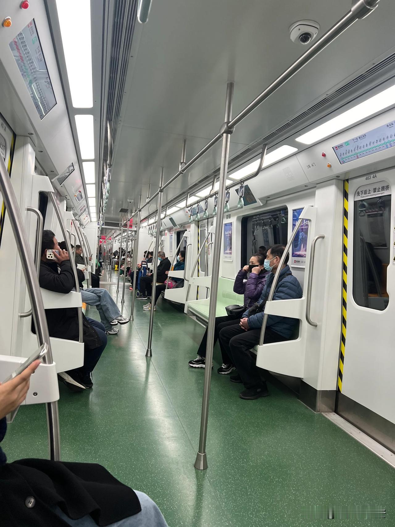 今天上午10时40分从曲江池西站乘坐

西安地铁🚊4号线，进入车厢后

发现这