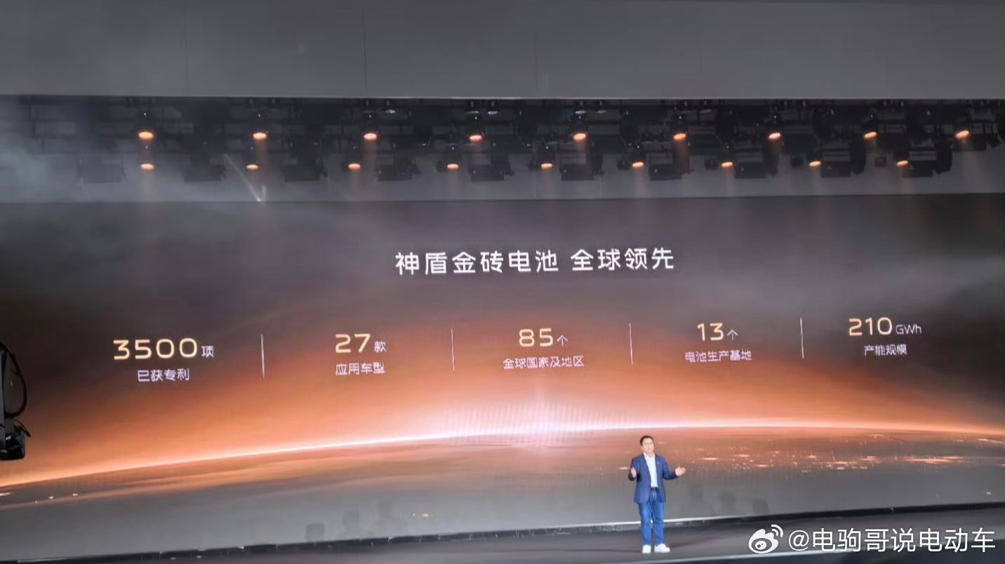 吉利银河M7实车亮相了，新车核心亮点就是搭载了神盾金砖混动电池。官方宣称，该电池