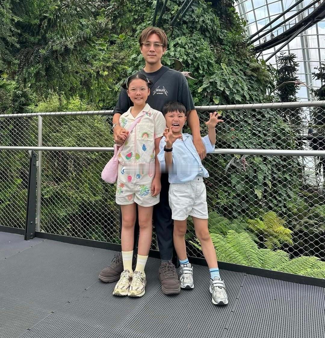 谭俊彦一家四口新加坡旅游 ​​​