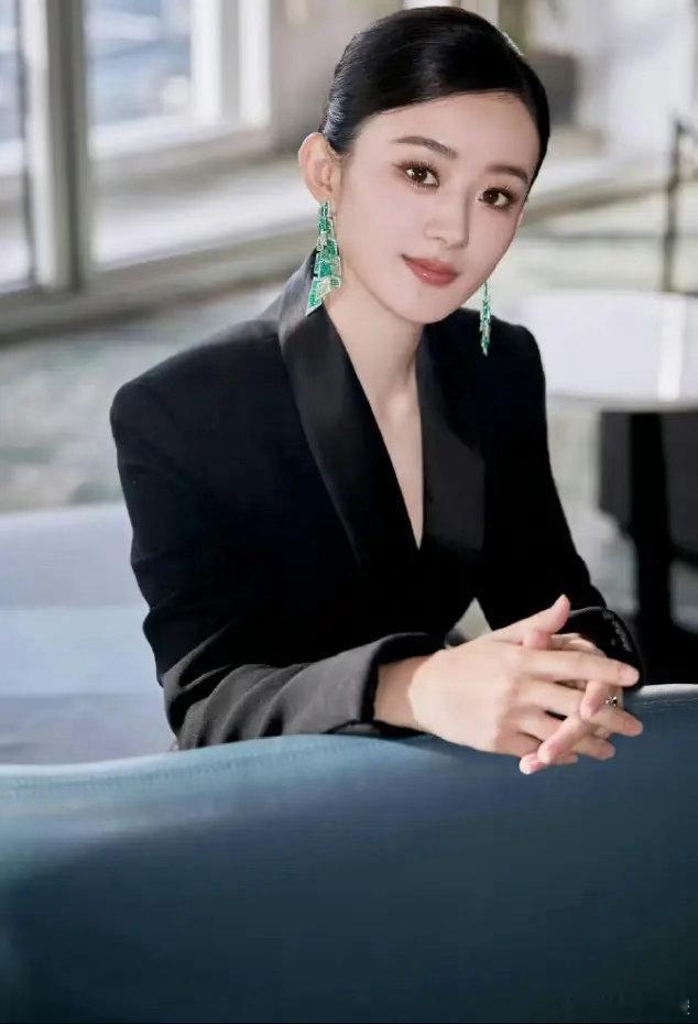 好多人问赵丽颖有拿白玉兰的可能性吗她当然有啊，飞天和金鹰因为同一部剧给她俩视后，