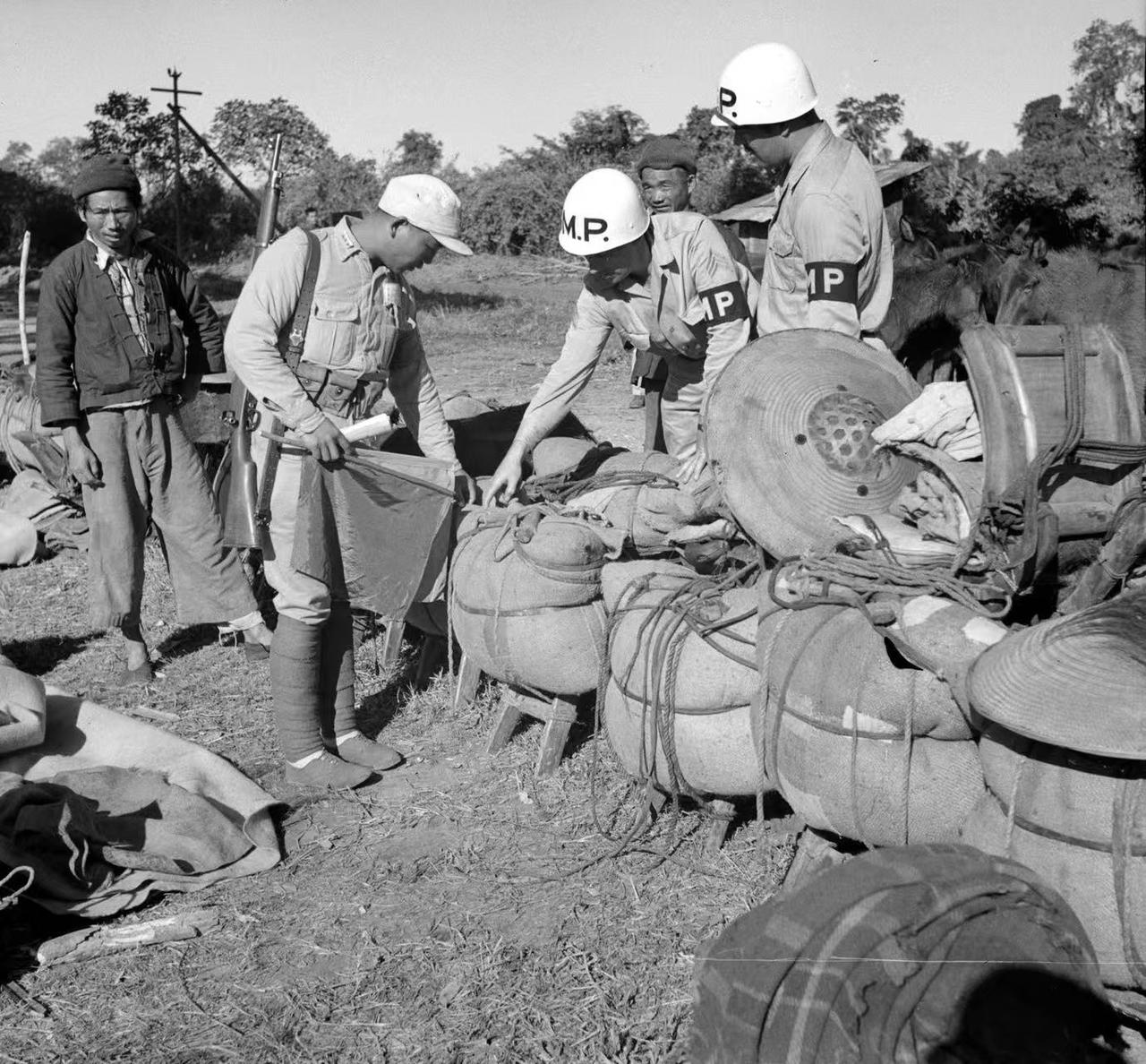 1945年3月，缅甸利多（史迪威）公路沿线，一名远征军战士正与美国宪兵交流中！