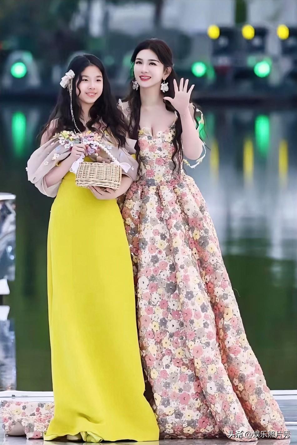 黄芊玲没有黄奕年轻时“漂亮”，想要以后当“明星”还得努力啊！

黄奕一身印花连衣