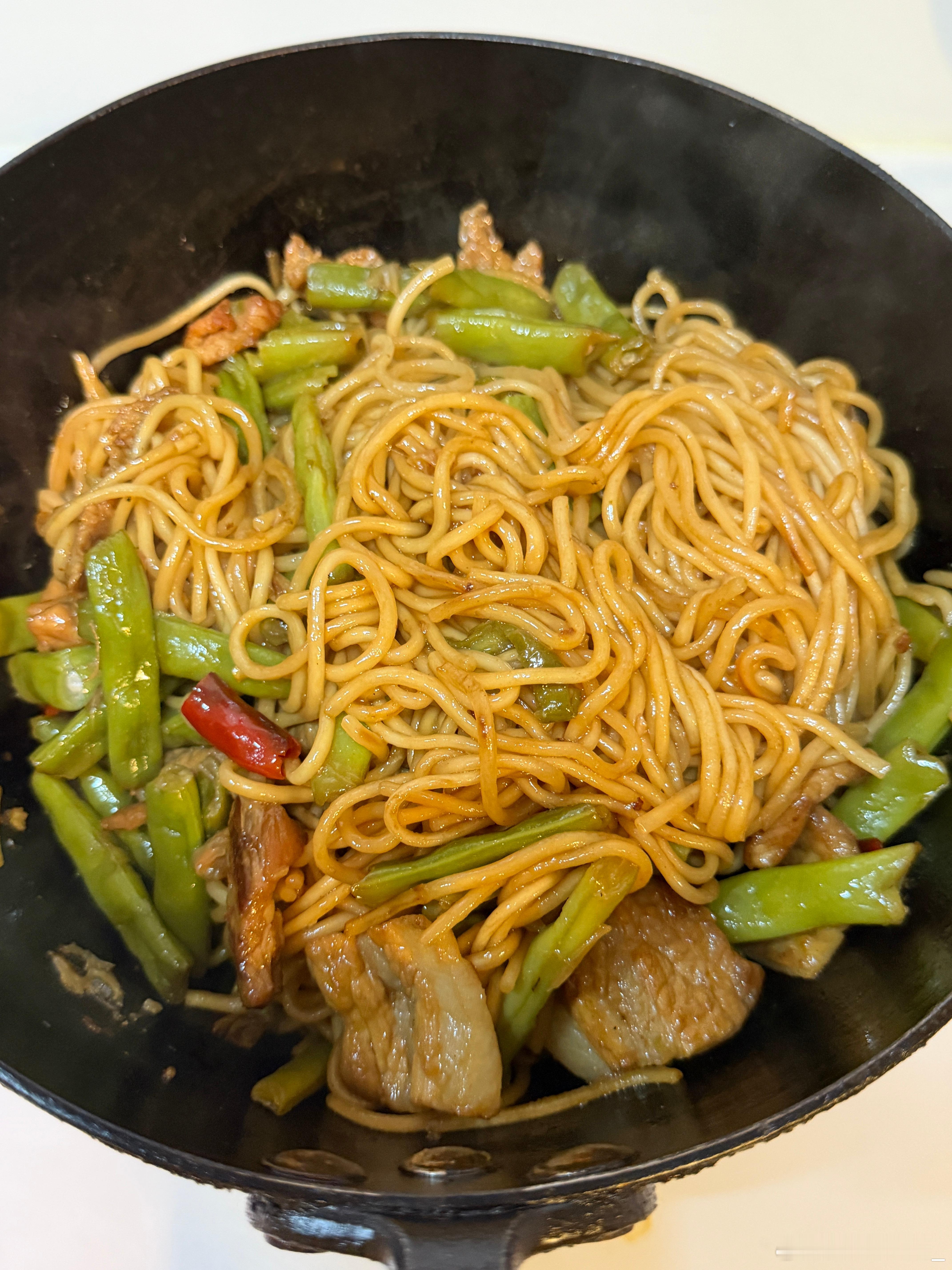 贾冰同款豆角焖面，下次还做[嘻嘻]碳水胃大满足。皮皮虾鲜活灵跳的直接盖上盖子干蒸