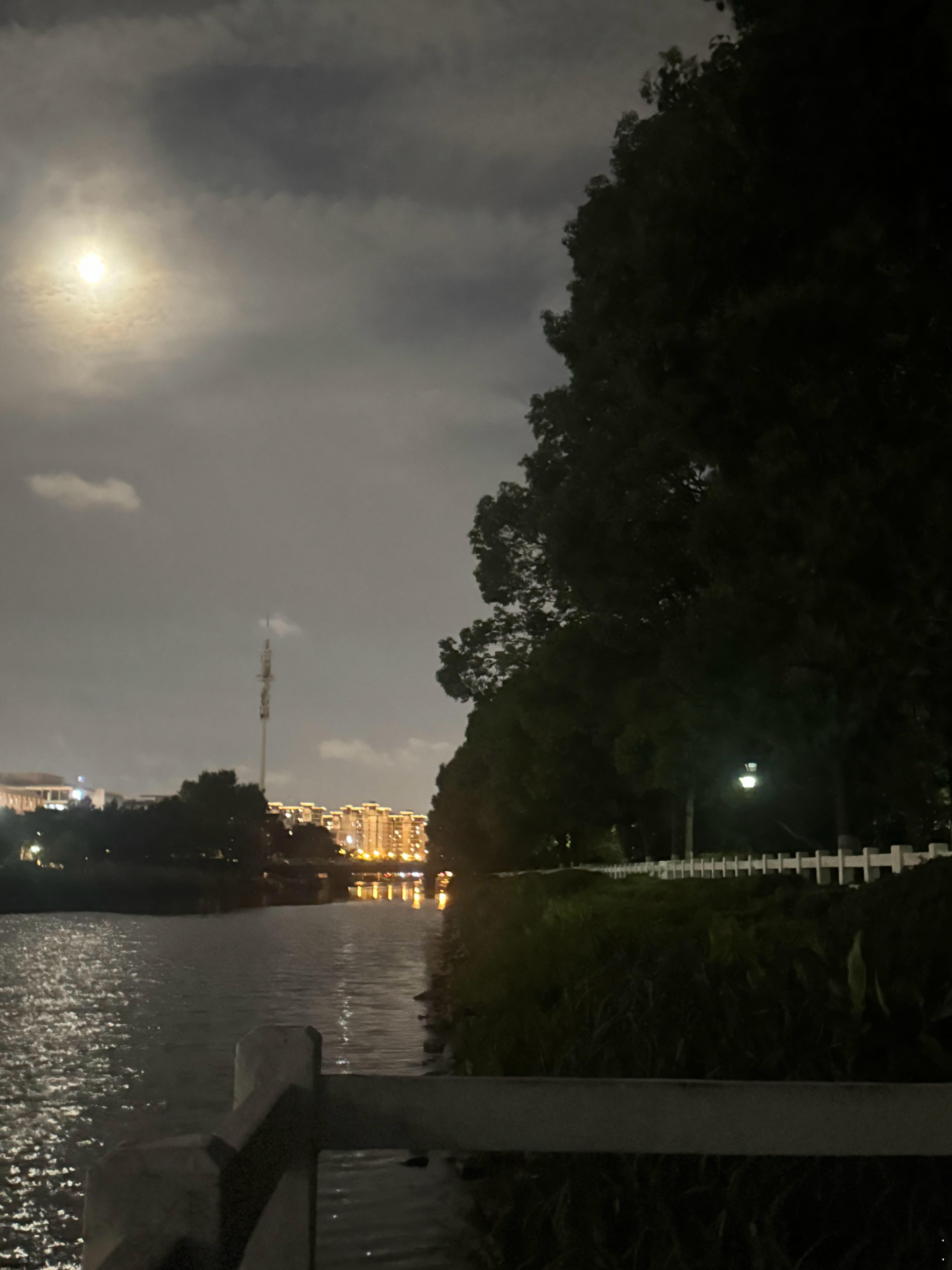 夜晚的河边还是凉快的 