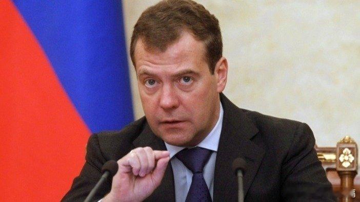 凤凰新闻【乌被指试图袭击普京官邸，梅德韦杰夫放狠话威胁泽连斯基】在美国力促俄乌通