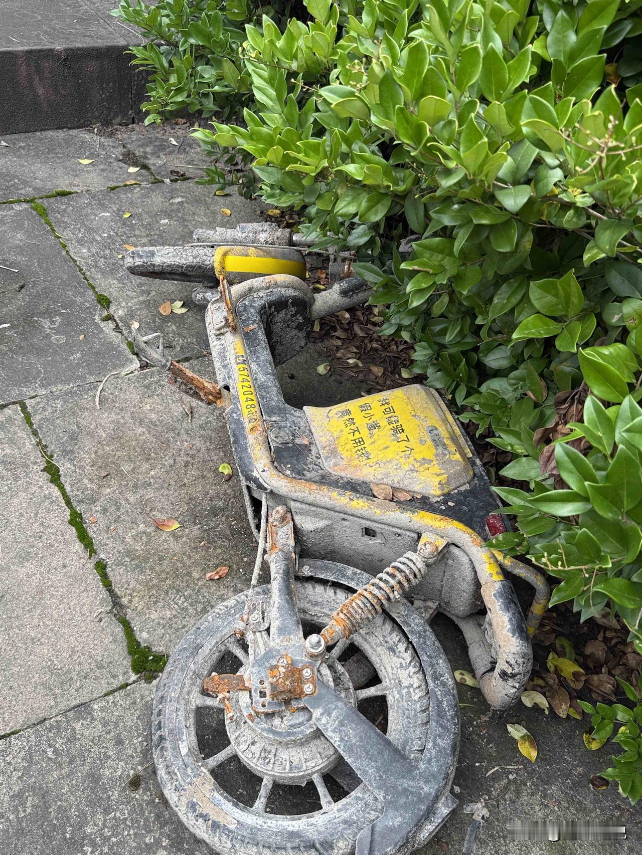 【事发地铁望春桥站旁 谁在毁坏共享电单车？】谁这么缺德！把好好的共享电单车糟蹋成