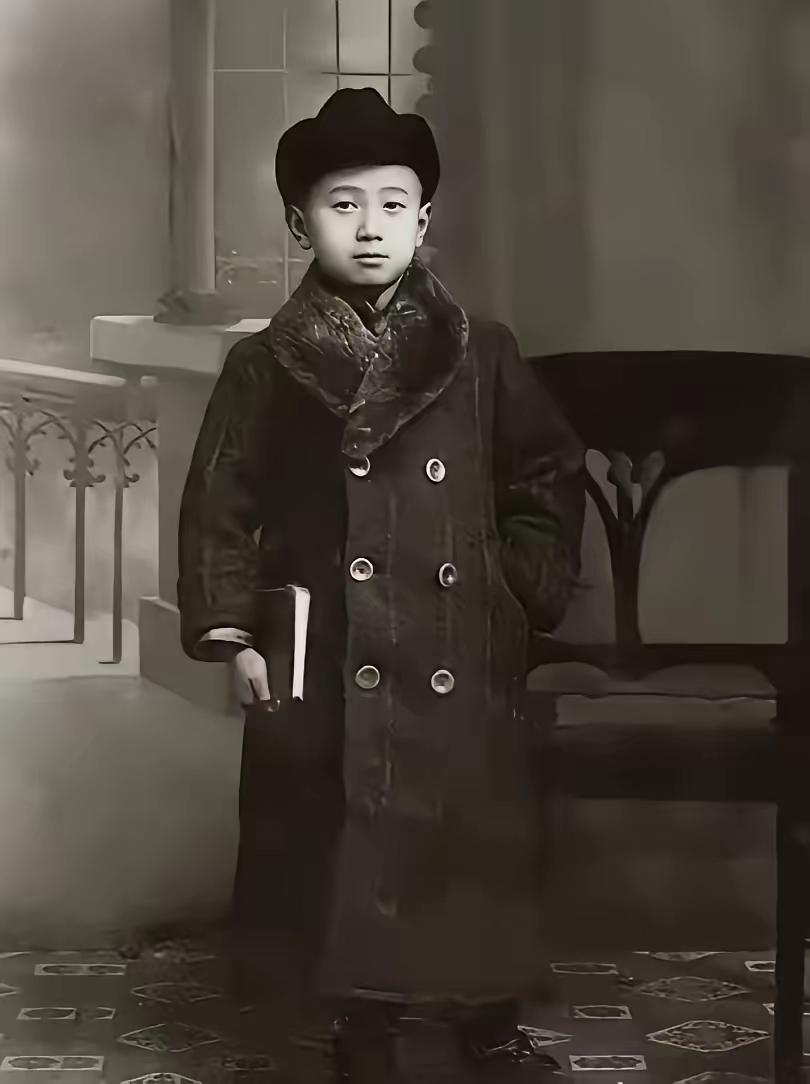 1921年的小男孩，竟成了撑起中华民族的脊梁！
 
这张拍摄于1921年的老照片