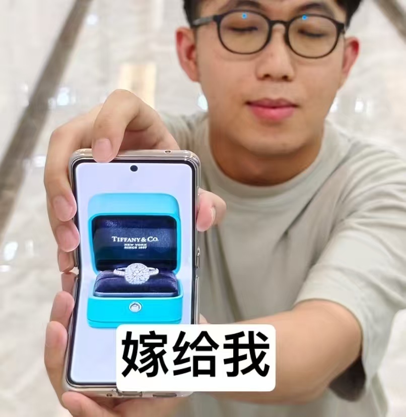 这个七夕送钻石小折叠马上七夕就到了，现在我发现咱们年轻人选择礼物的时候已经不再那