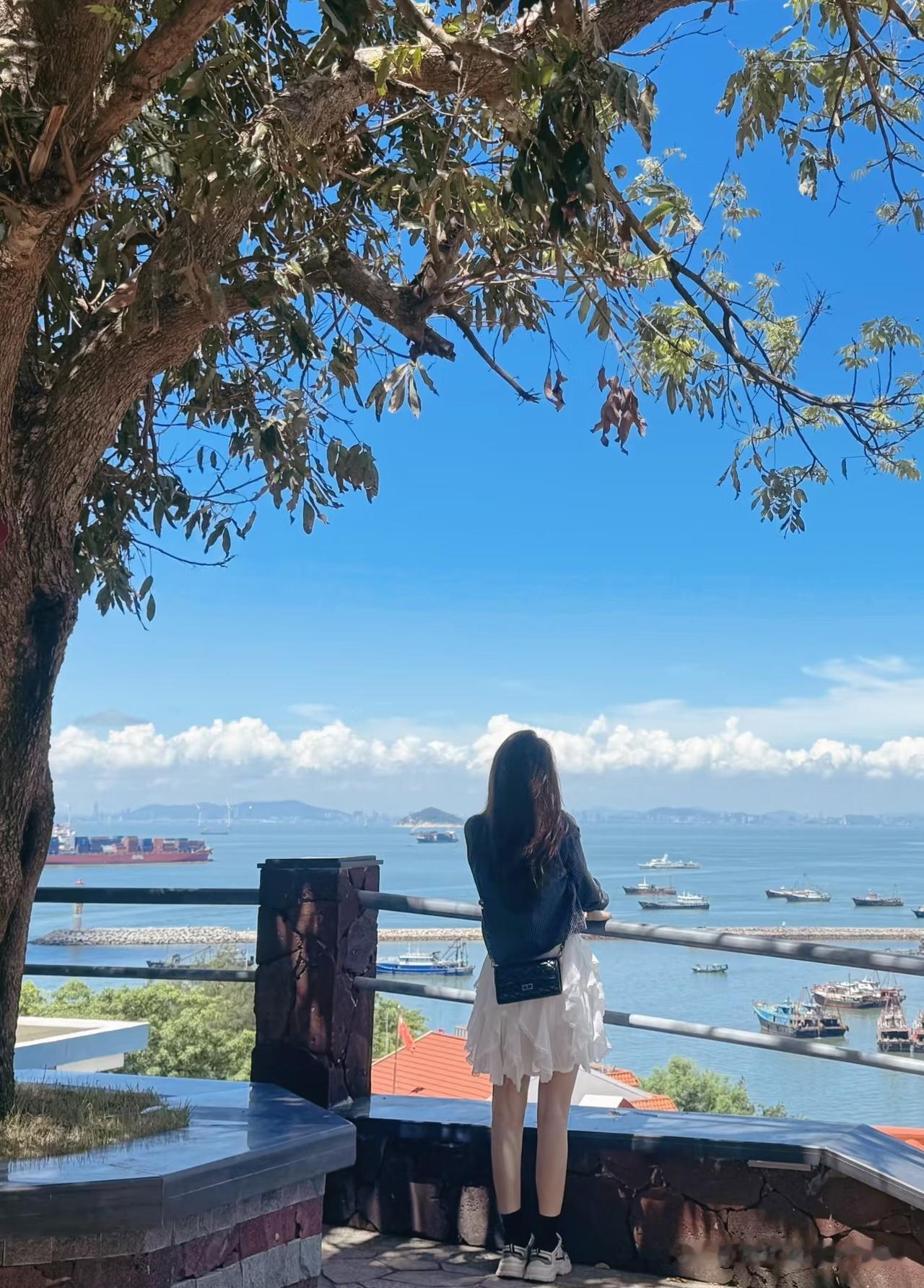 近日，珠海一位35岁的二本女教师很是纠结。

她的家安在广州，现在有一个回广州某