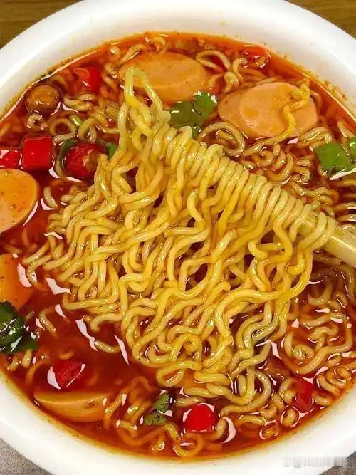 泡面明明就是公认的垃圾食品，为什么却能成为救灾物资里的顶流呢。
 
人类对日常食