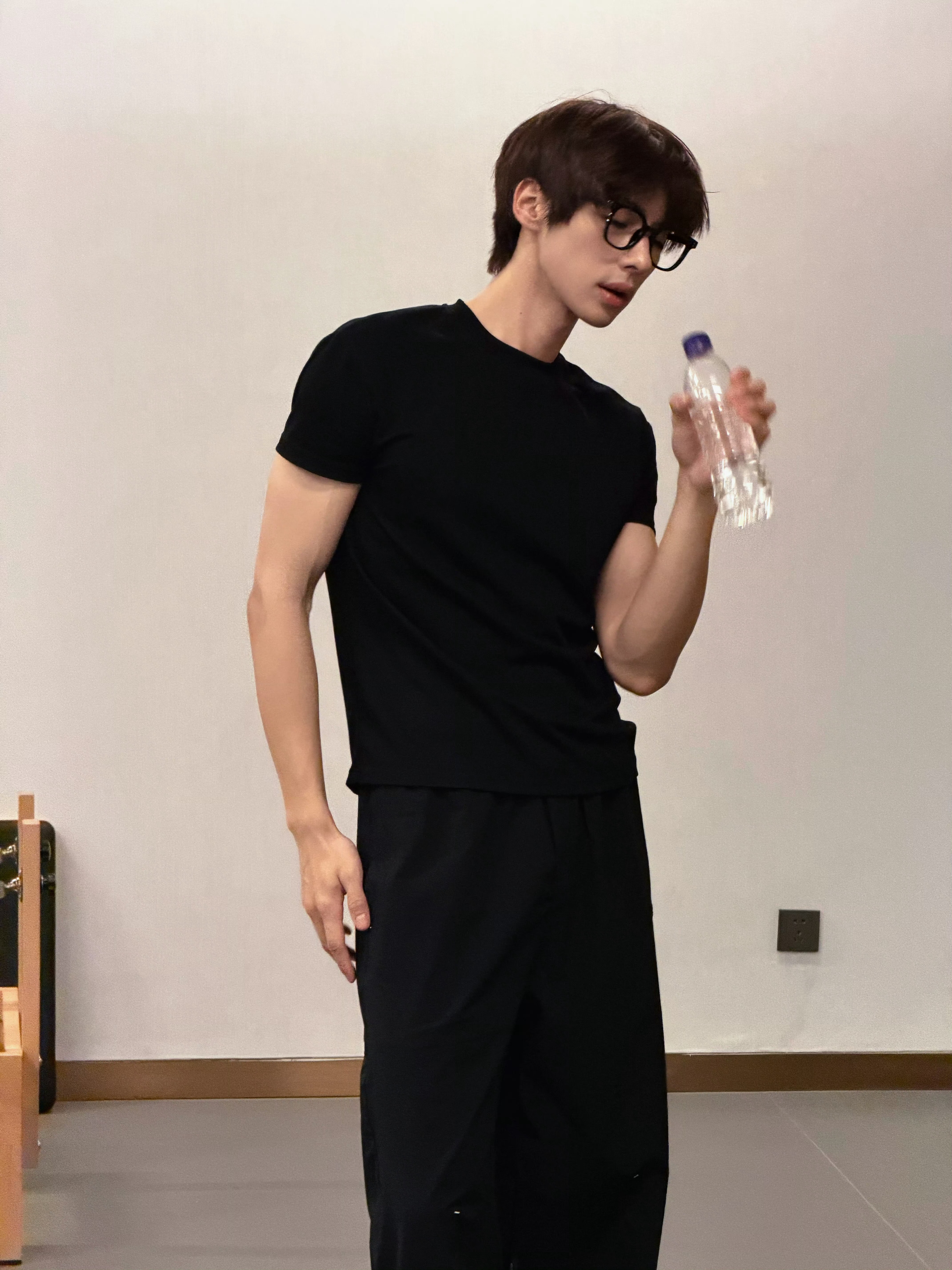 颜安 完全是神颜来着颜安氛围感拉满，光是走来就足够让人怦然心动 