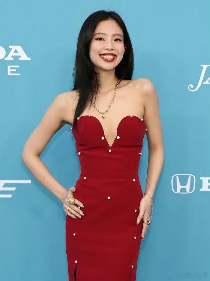 Jennie 惊艳 Billboard 女性盛典，身着 Zuhair Murad