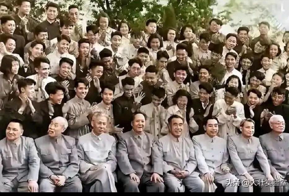 这是伟人在“两会”上的合影。
       照片拍摄于1954年，毛主席等老一辈