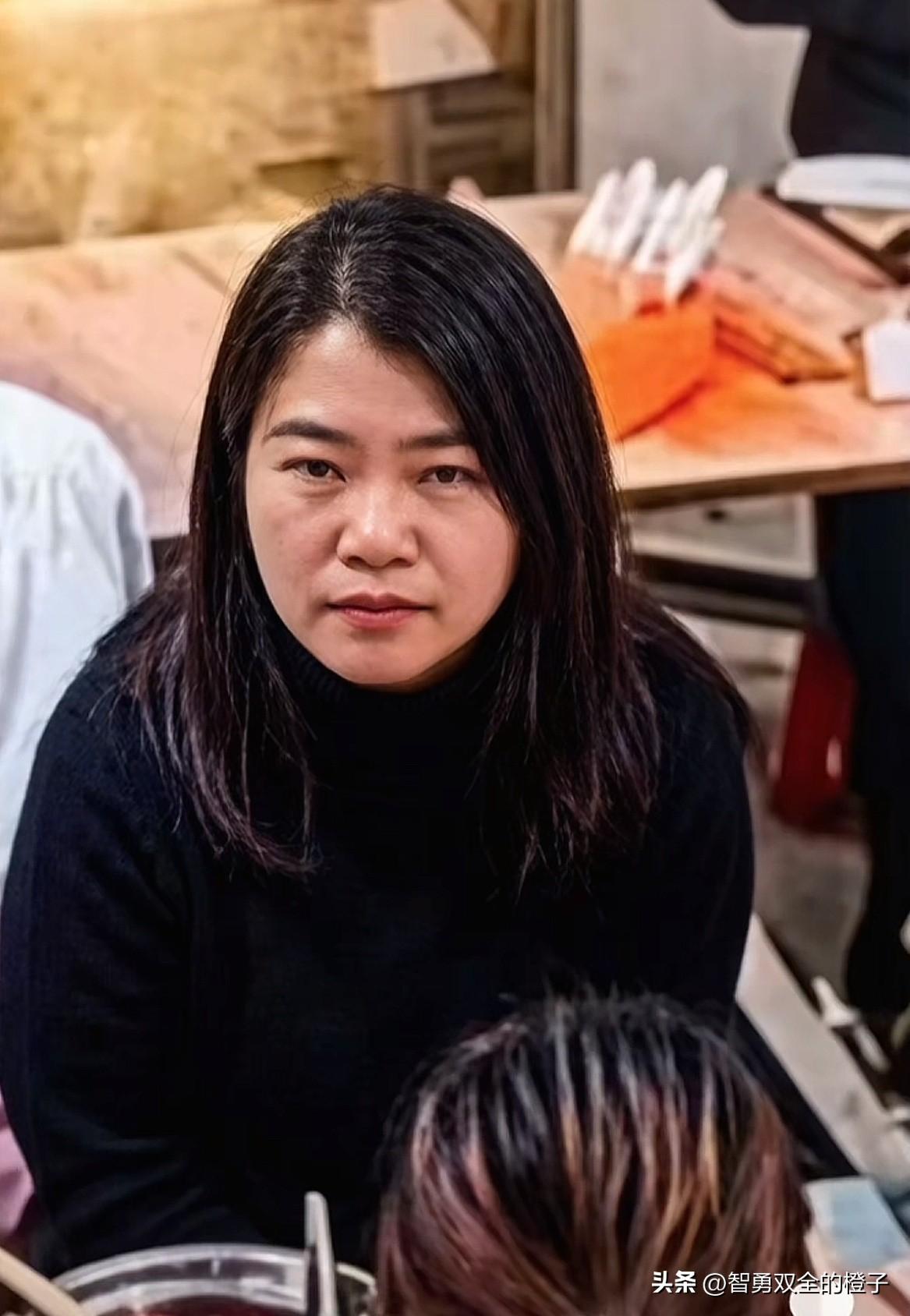 真的太坏了！河北保定，女子因坐错板凳被泼螺蛳粉汤，使坏的女顾客找到了，目测40岁