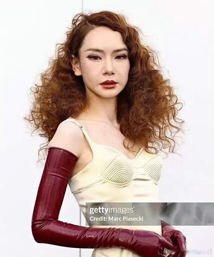 戚薇的脸是很离谱吧… ​​​