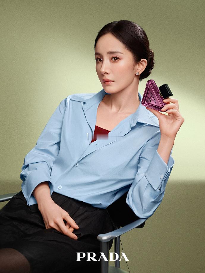 杨幂｜PRADA BEAUTY 广告大片香气和她一样可以被感受，但永远是悬念。 