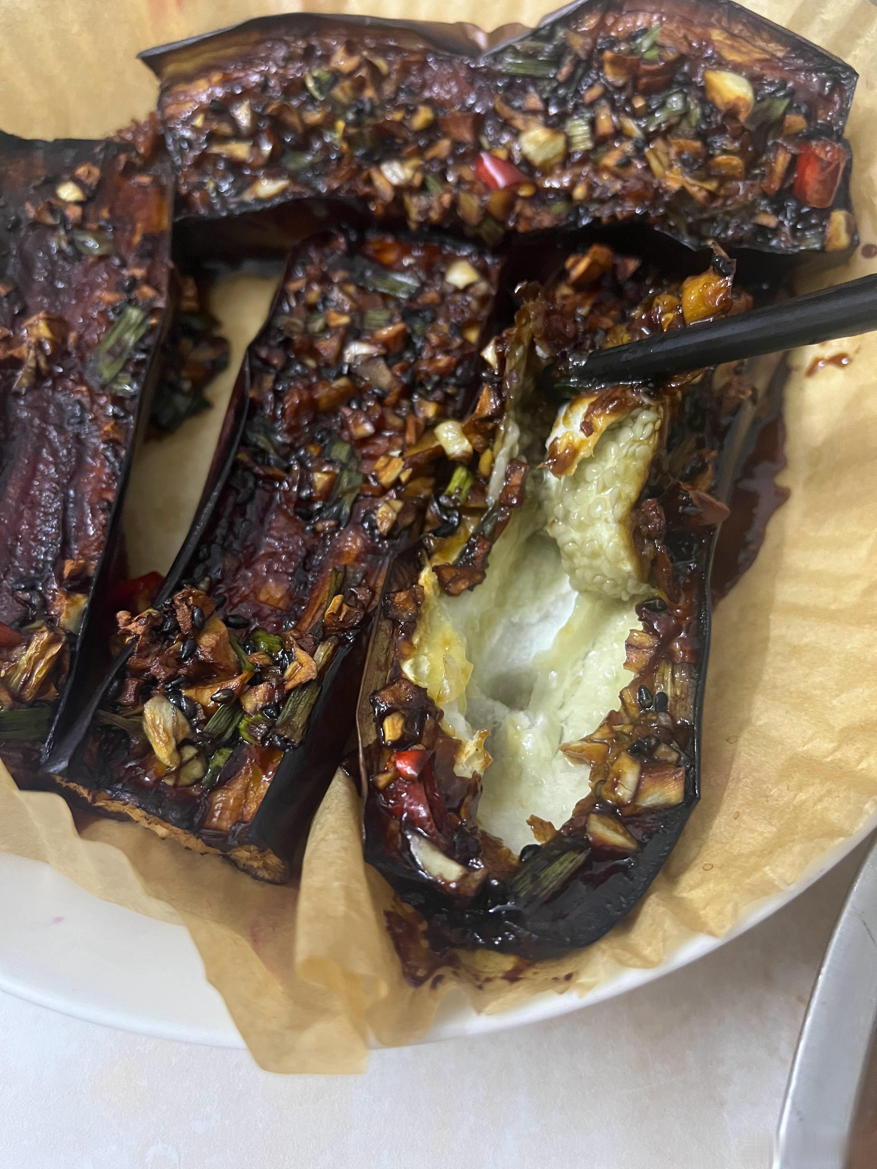 看我今晚煮的黑暗料理空气炸锅烤茄子，差点烤成黑炭了第一次做，看教程的。番茄牛肉，