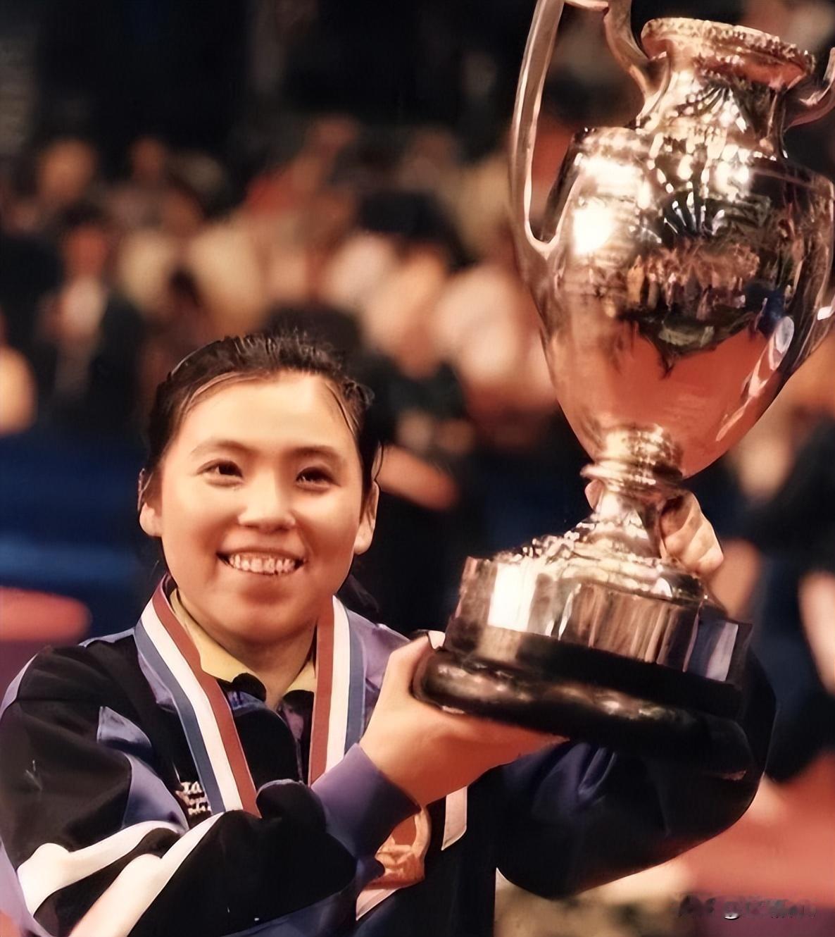 邓亚萍是公认的女乒历史最佳，没有之一。
她的传奇地位无可撼动：整个职业生涯获得1