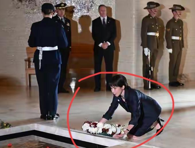 最应该跪拜的是我们先烈吧？日本不是不能跪，而是看跪谁，日本人在美国人面前，没有讨