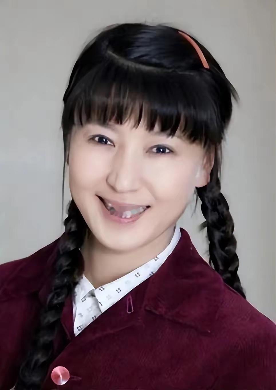 闫学晶这场风波闹得可不小，从2025年12月直播“哭穷”开始，就像一颗炸弹在网络