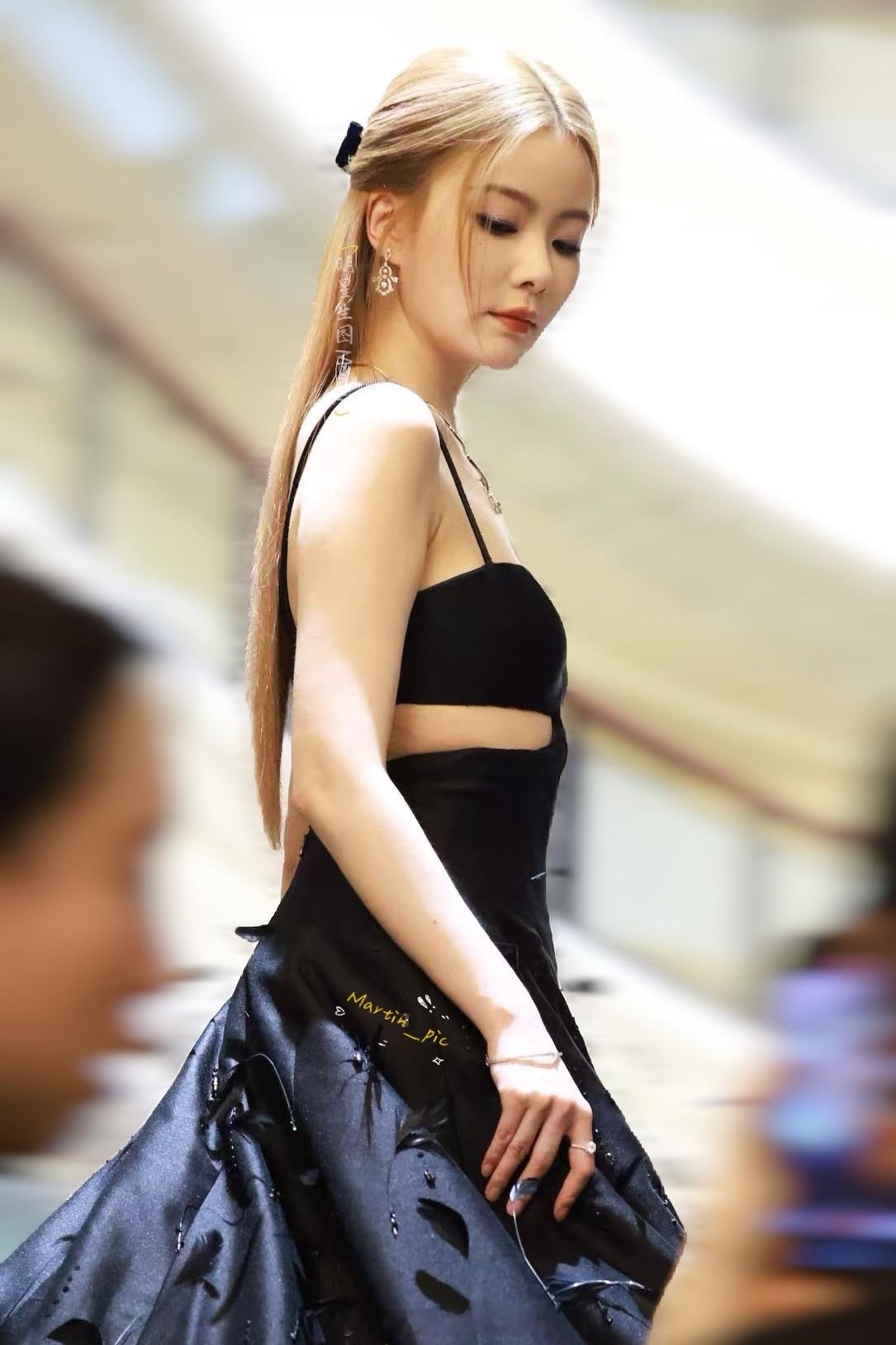 陈卓璇 🖤 歌手陈卓璇 陈卓璇 250522费加罗外拍生图掉落~美到窒息[舔屏