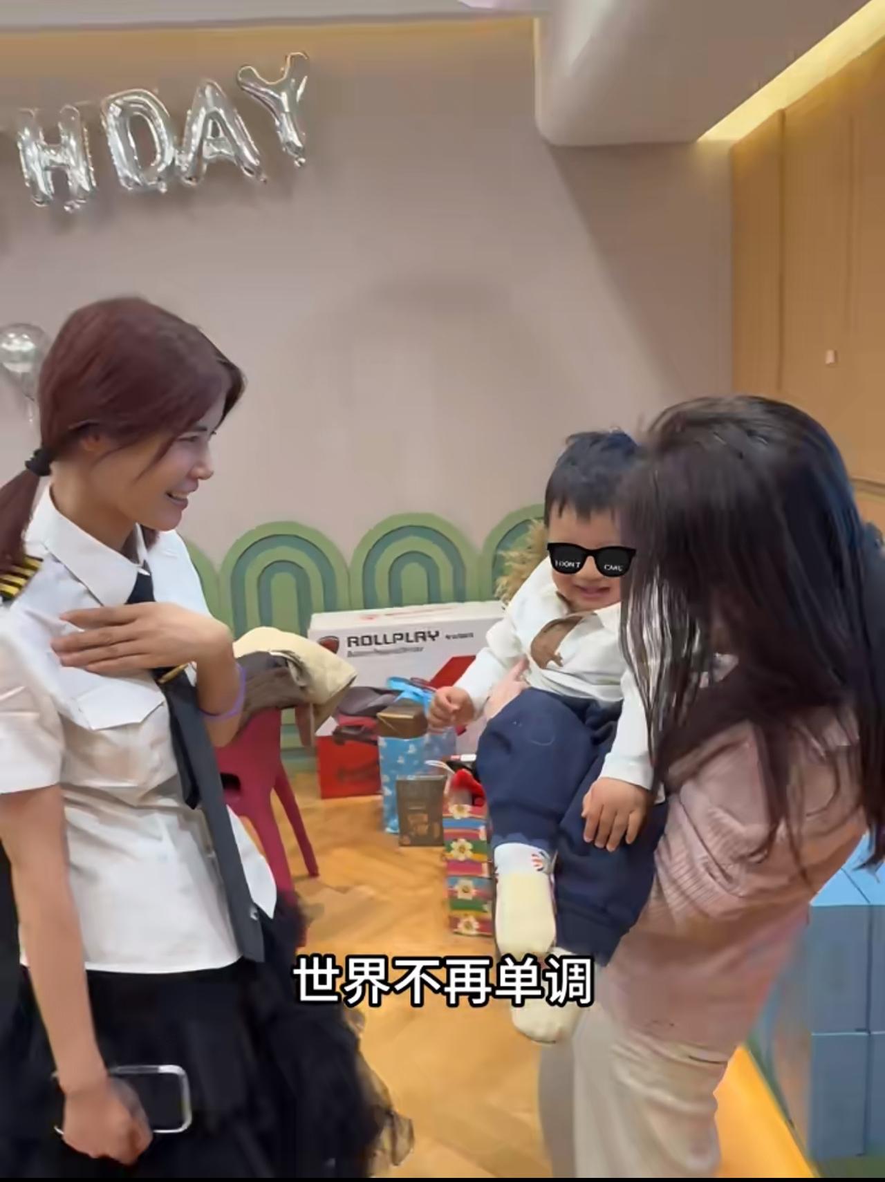 老姚家的Tina发了小📕书，冠亚的老婆都露面了。
原来是他俩的儿子周岁生日，楚