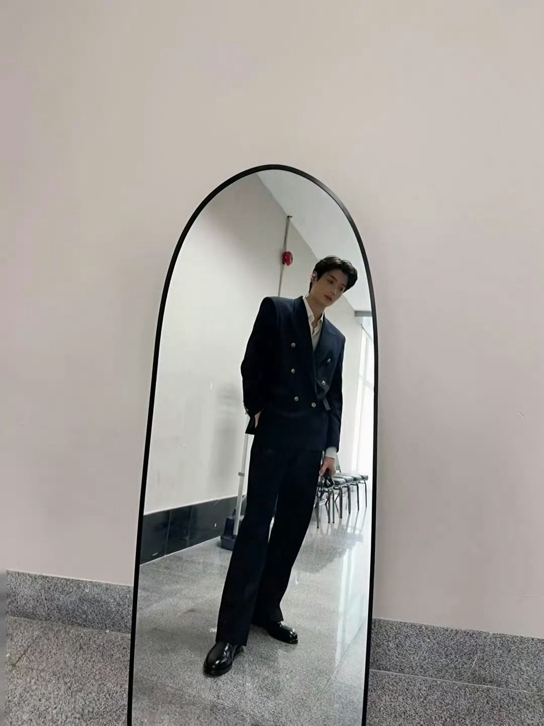 备婚ing💒你的未婚夫正在试衣间门口等你试穿完婚纱和礼服 ​​​