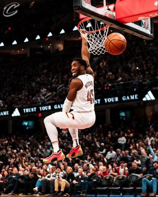 骑士vs雄鹿  nba  雄鹿客场挑战联盟第一的骑士，他们比赛中一度落后36分，
